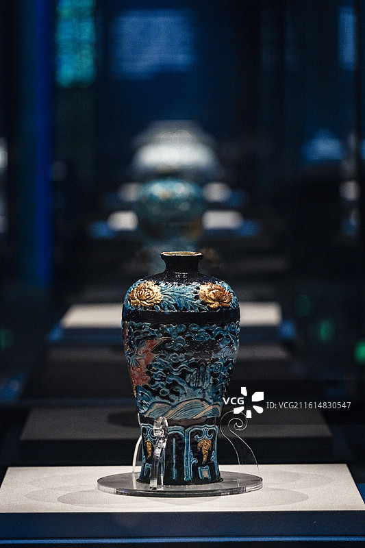 明珐华贴金镂空应龙云海纹梅瓶（南海西北陆坡一号沉船遗址出水）图片素材