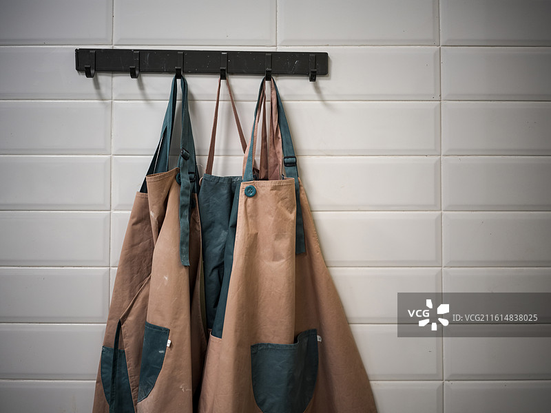 挂在挂钩上的围裙图片素材