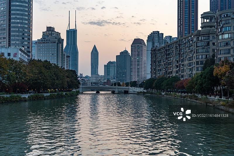 黄昏夕阳余晖中的上海苏州河外滩源两岸城市建筑倒影景观图片素材