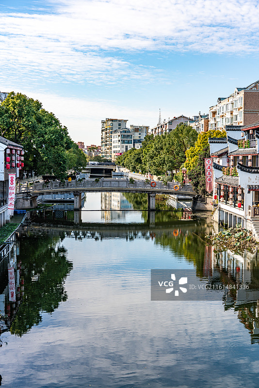 蓝天下的上海闵行七宝老街古镇建筑倒影景观与天空掠过的飞机特写镜头图片素材
