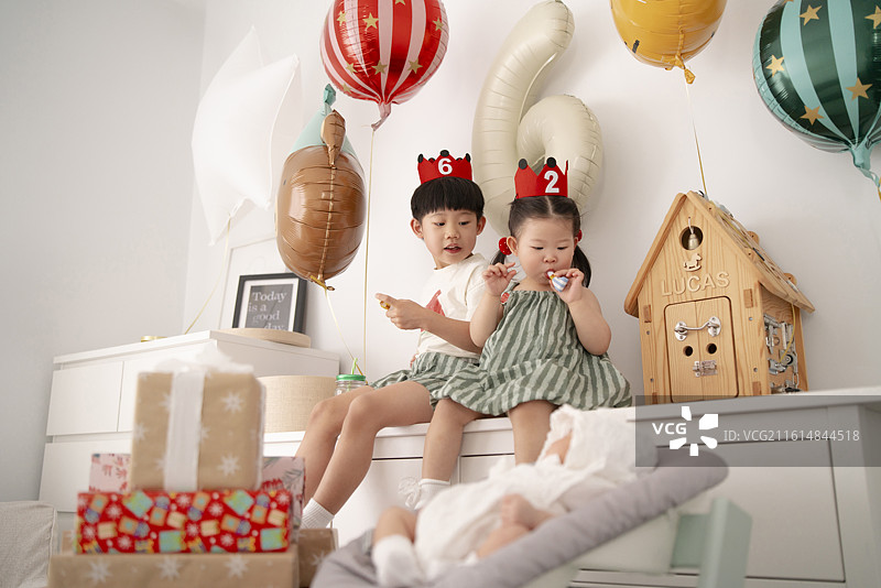 六岁小哥哥两岁小妹妹小寿星庆祝生日的快乐时刻图片素材