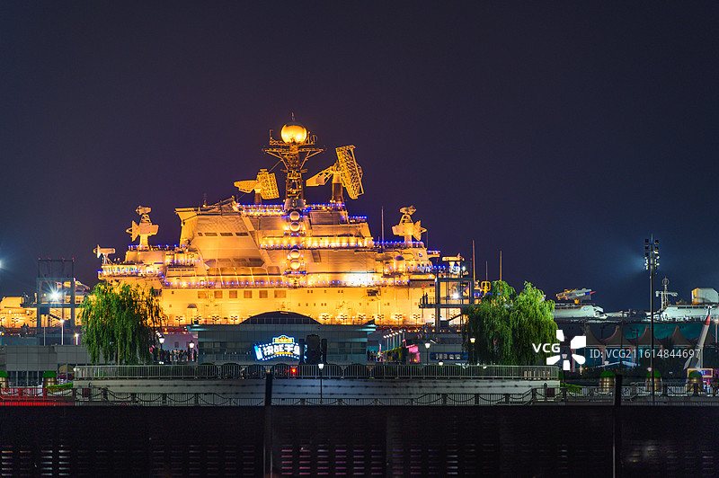 天津泰达航母主题公园夜景图片素材