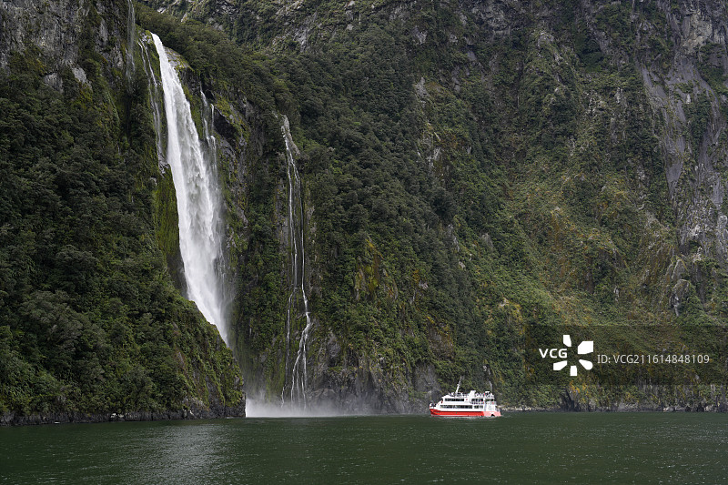 新西兰南岛米尔福德峡湾的斯特林瀑布，是米尔福德峡湾最知名的永久性瀑布图片素材