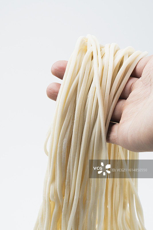 静物摄影——新鲜粗面条图片素材