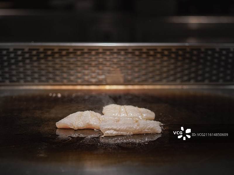 铁板煎制鱼肉图片素材