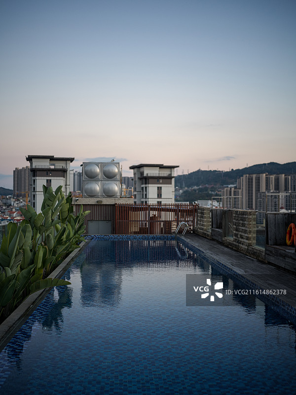 楼顶泳池城市景观图片素材