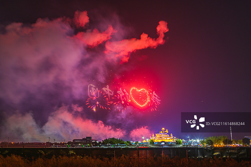 天津泰达航母主题公园节日烟花秀图片素材