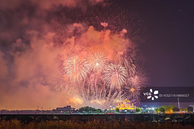 天津泰达航母主题公园节日烟花秀图片素材