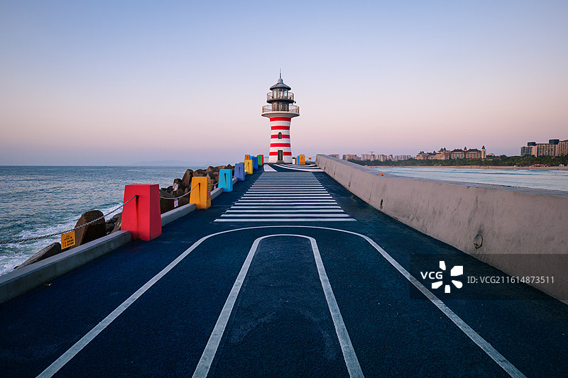 滨海 跑道 灯塔 彩色护栏 海景 日出 海岸线 海浪 礁石 晨光 天空 建筑 海南 陵水 清水湾 自图片素材