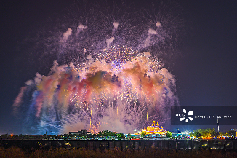 天津泰达航母主题公园节日烟花秀图片素材