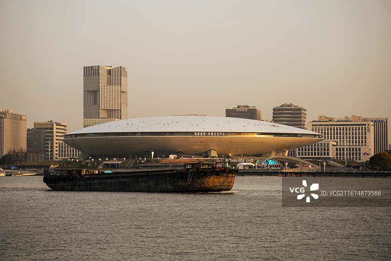 上海梅赛德斯奔驰文化中心与黄浦江上的货船图片素材