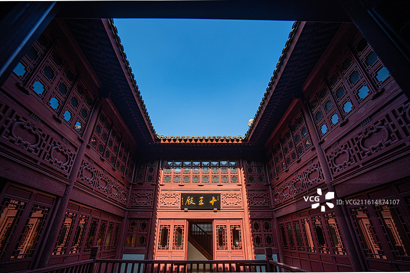 传统建筑院落古建 “十王殿” 天井院落红漆雕花建筑围合天井图片素材