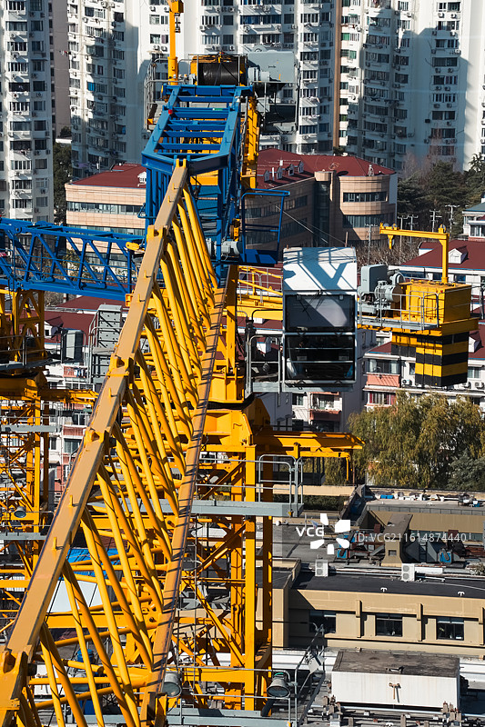 建筑工地上的塔吊图片素材