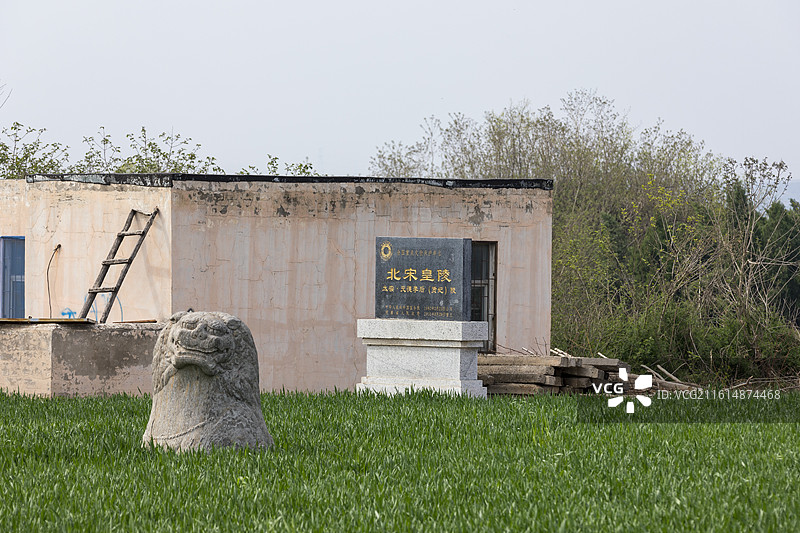 河南省巩义市，北宋皇陵永熙后陵石像生，全国重点文物保护单位，春天的小麦图片素材