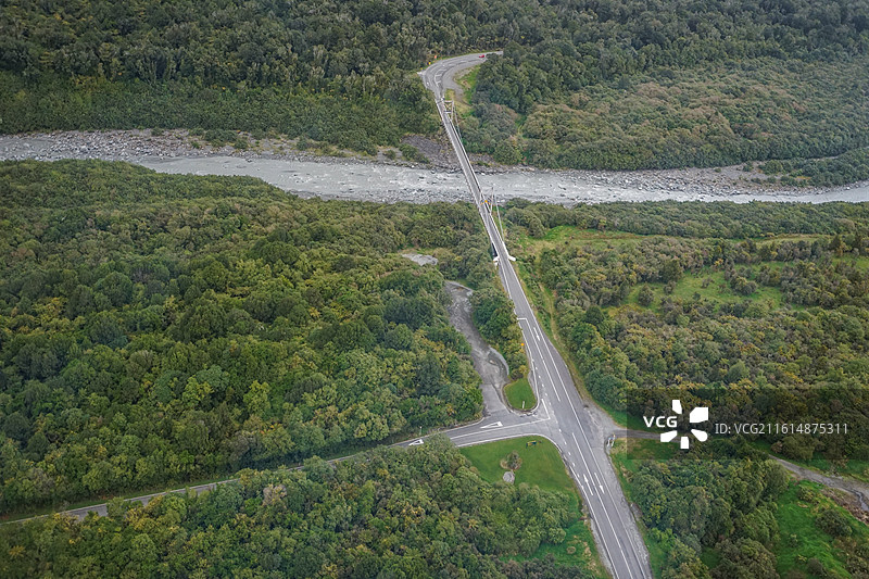 新西兰风景,俯瞰森林中的交叉公路图片素材