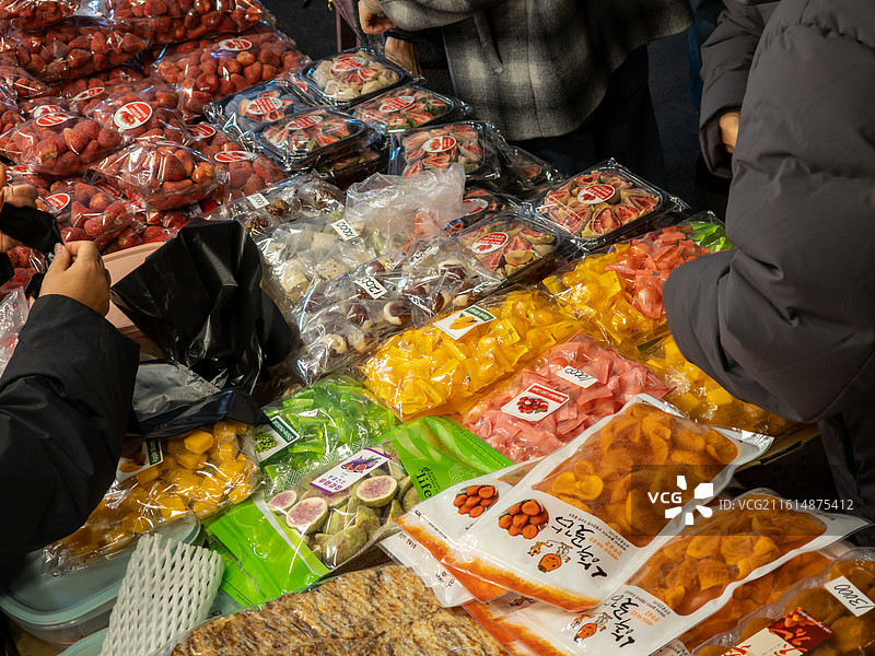 韩国首尔广藏市场售卖干果与传统零食的摊档图片素材