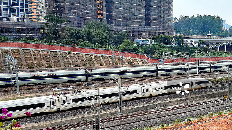 高铁列车穿梭图片素材