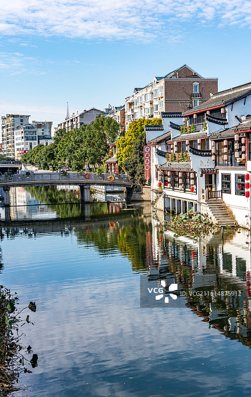 蓝天下的上海闵行七宝老街古镇建筑倒影景观与天空掠过的飞机特写镜头图片素材