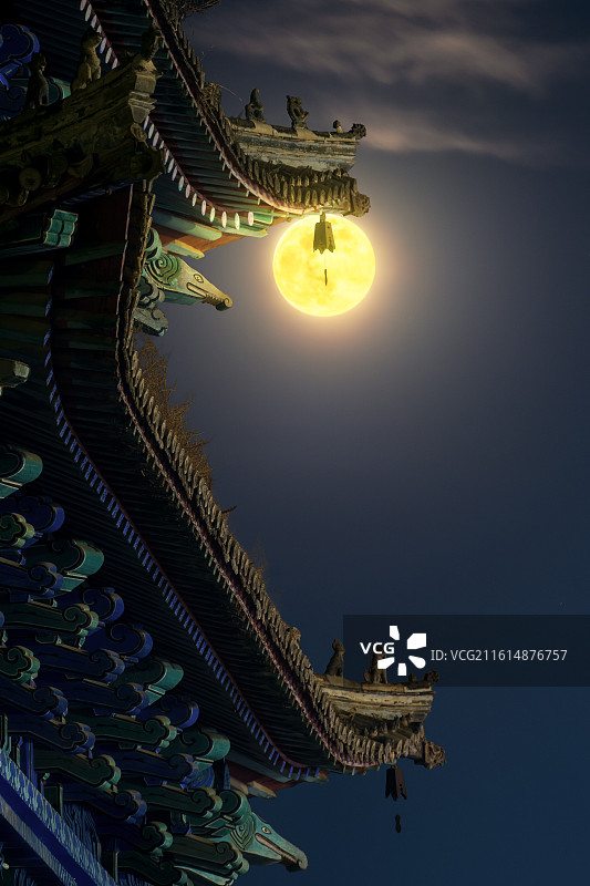 中式美学：古建筑飞檐下的中秋圆月，传统韵味与静谧夜色图片素材