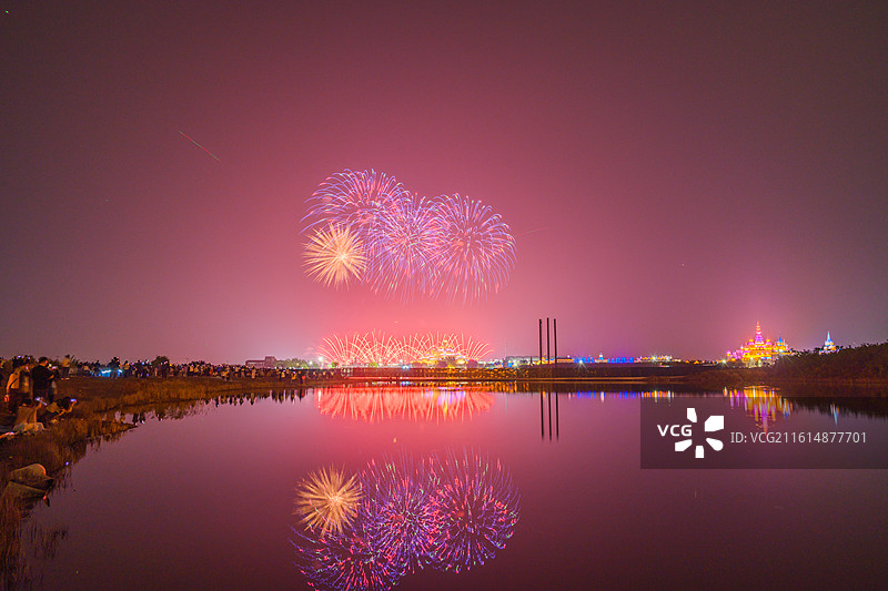 天津泰达航母主题公园节日烟花秀图片素材