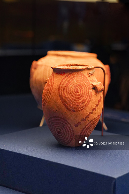 埃及国家博物馆前王朝时期涡旋纹陶罐图片素材