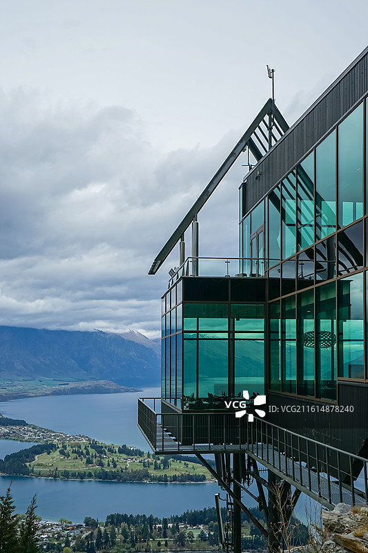 新西兰风景，湖畔现代玻璃观景台图片素材