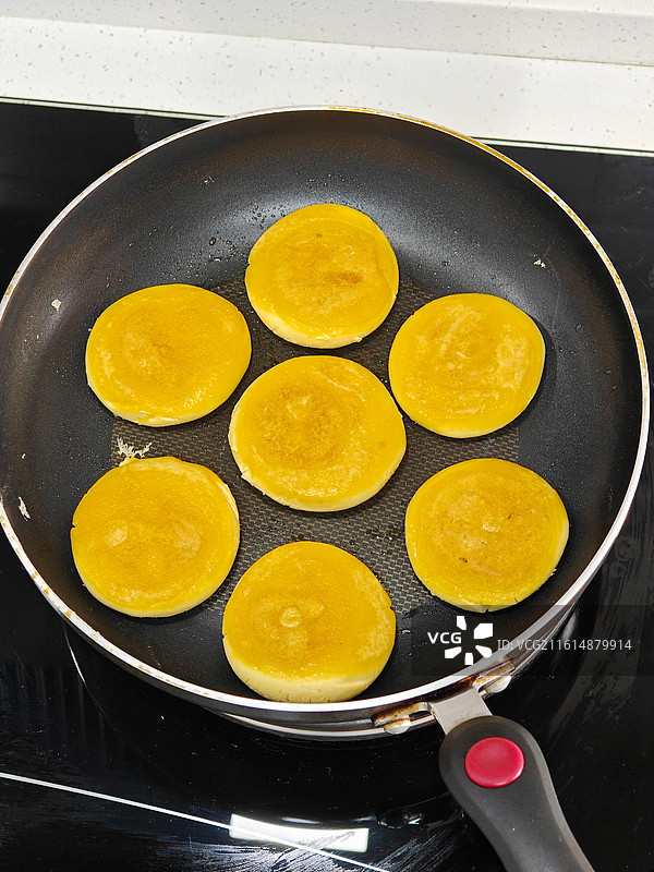 正在煎制的南瓜饼，做南瓜饼的步骤之一，煎饼，南瓜饼图片素材