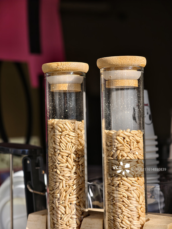阿那亚餐厅谷物食材的精致容器特写图片素材