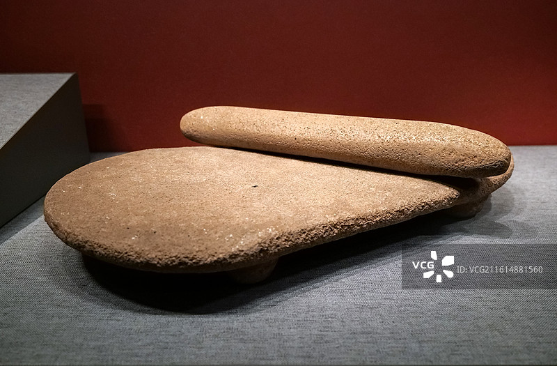 石磨盘、石磨棒 新石器时代裴李岗文化 河南郏县水泉遗址 中国考古博物馆（中国历史研究院）文明起源展厅图片素材