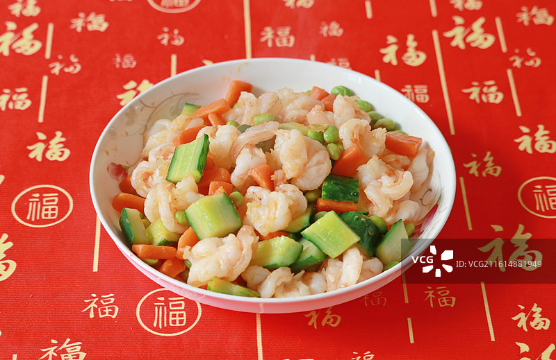 摆放在桌上的一盘黄瓜胡萝卜炒虾仁图片素材
