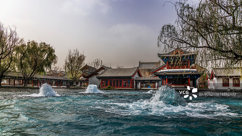 ‌明水古城的泉水包括百脉泉、梅花泉、墨泉等十余处名泉，泉水穿城而过，形成“北方水镇”的独特景观图片素材