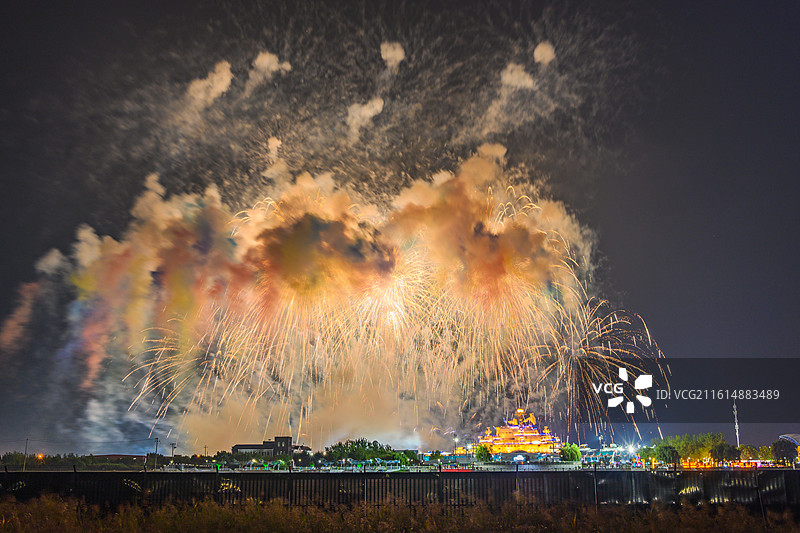 天津泰达航母主题公园节日烟花秀图片素材