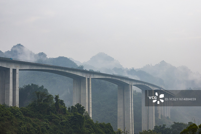 雾里的公路大桥图片素材