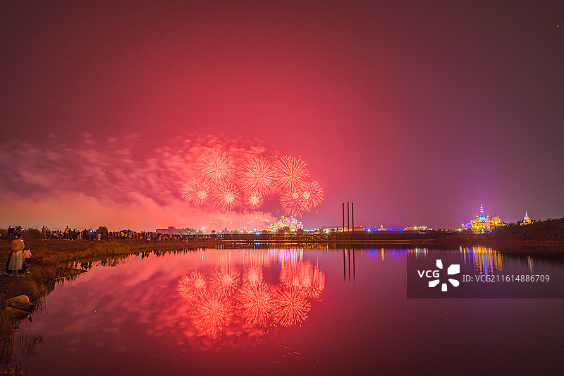 天津泰达航母主题公园节日烟花秀图片素材
