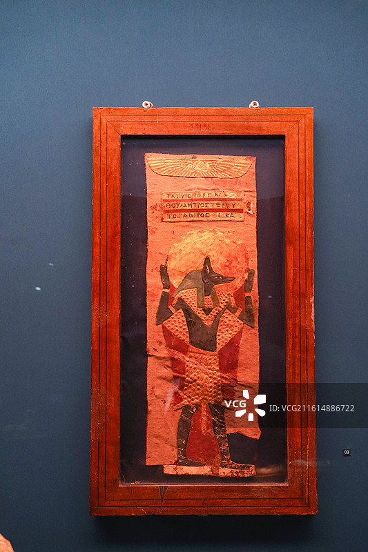 埃及国家博物馆藏希腊罗马时期镀金木乃伊装饰布图片素材