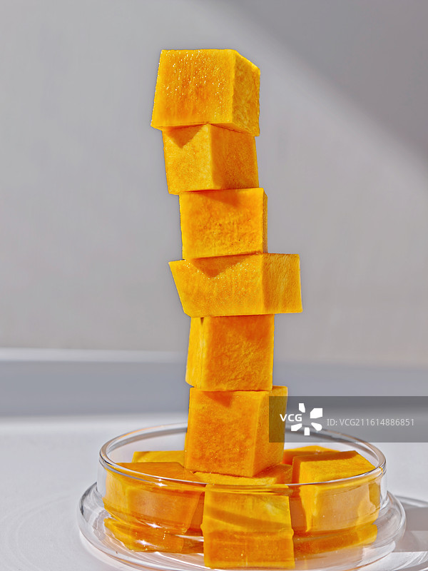 南瓜，南瓜块，芒果，芒果块，红薯，红薯块，黄色的水果切成块，木瓜，几何形，小方块，水果，食物特写图片素材