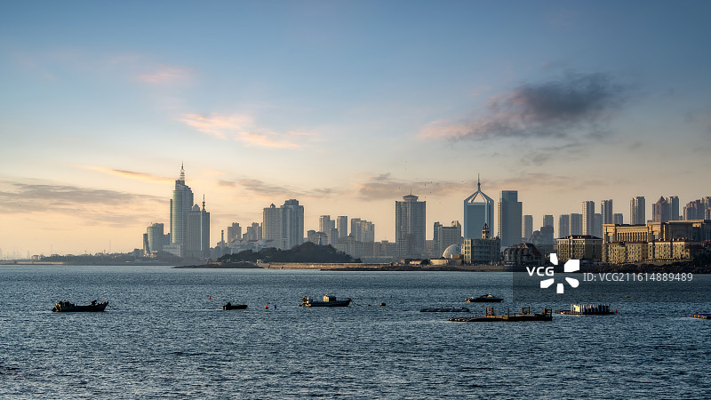 青岛海滨灯塔和海滨建筑群图片素材