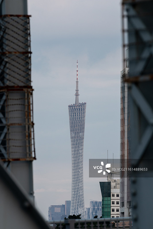 日落黄昏时分广州海珠桥上远眺广州塔特写镜头自然风光图片素材