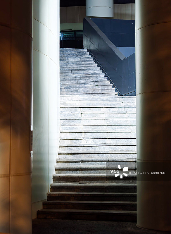 现代建筑中的光影楼梯图片素材