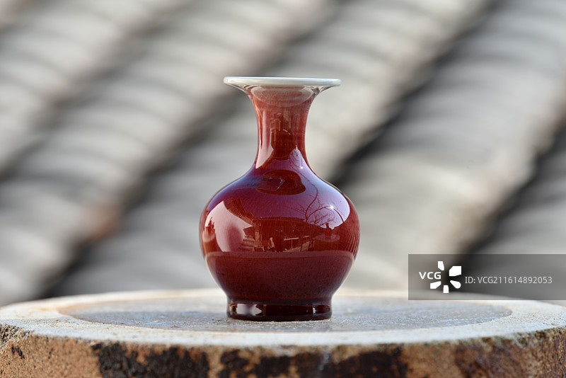 景德镇高温颜色釉郎红美人肩瓶图片素材