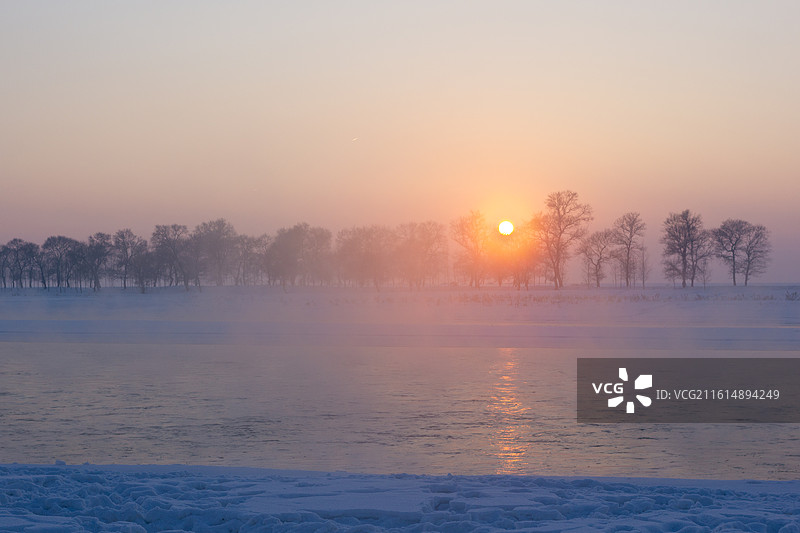 中国吉林雾凇岛冬天日落风景图片素材