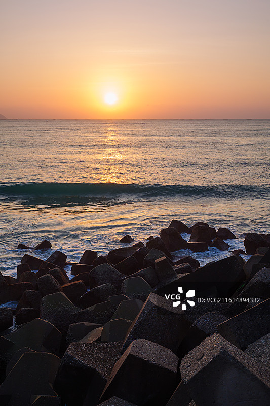海南陵水清水湾海上日出金色阳光与防波堤图片素材