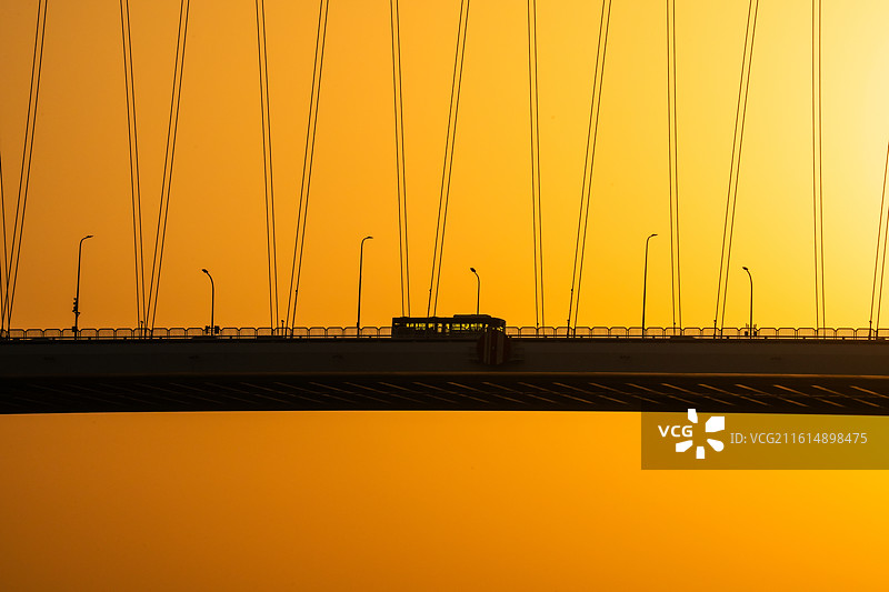 日落时分，桥上的车流图片素材