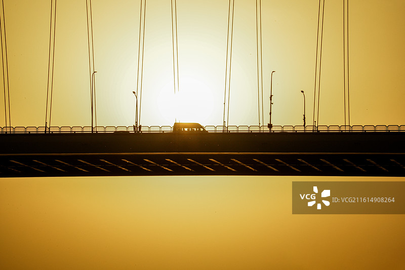 日落时分，桥上的车流图片素材