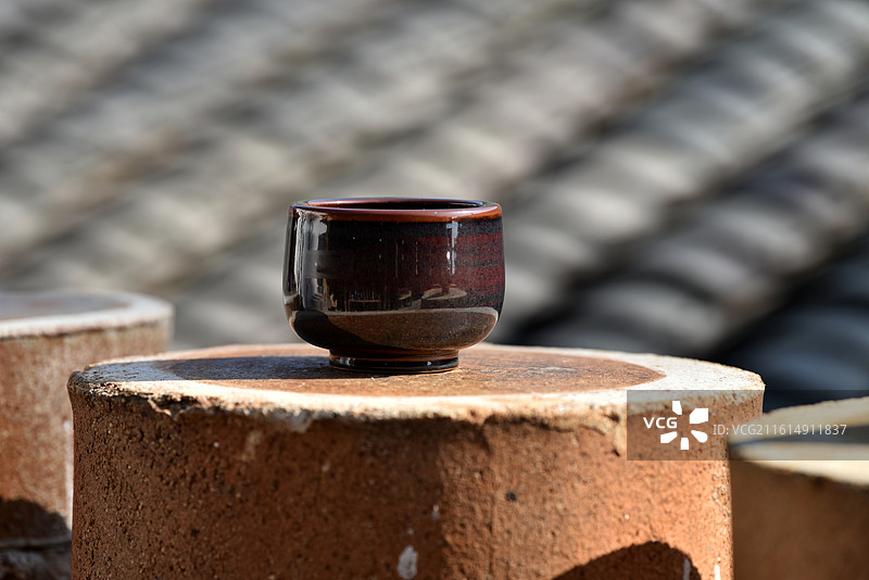 景德镇高温颜色釉黑釉瓷缸图片素材