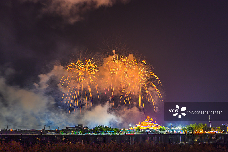 天津泰达航母主题公园节日烟花秀图片素材