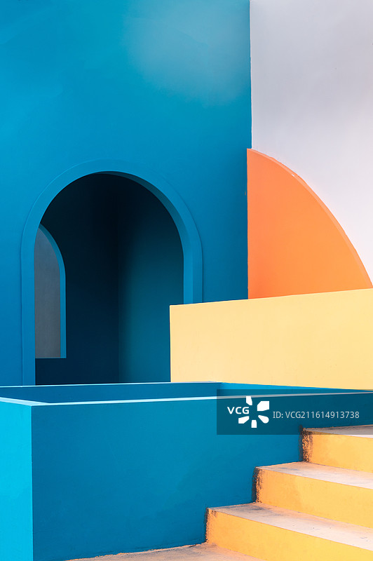 杭州白蓝地文化街区：蓝色与黄色的极简墙面图片素材