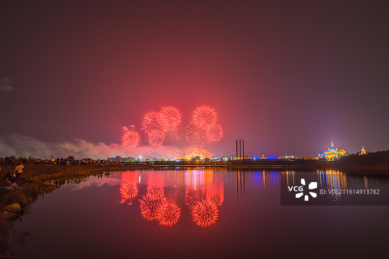 天津泰达航母主题公园节日烟花秀图片素材