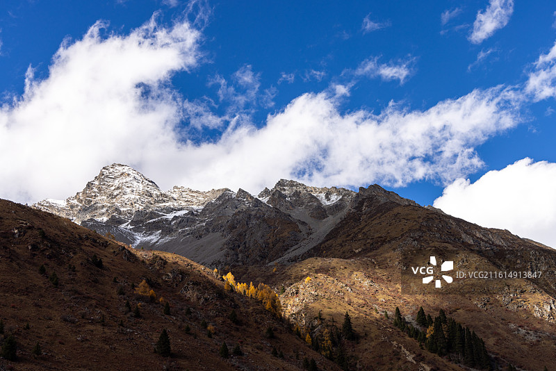 四川阿坝理小路大二普营地雪山秋景风光图片素材