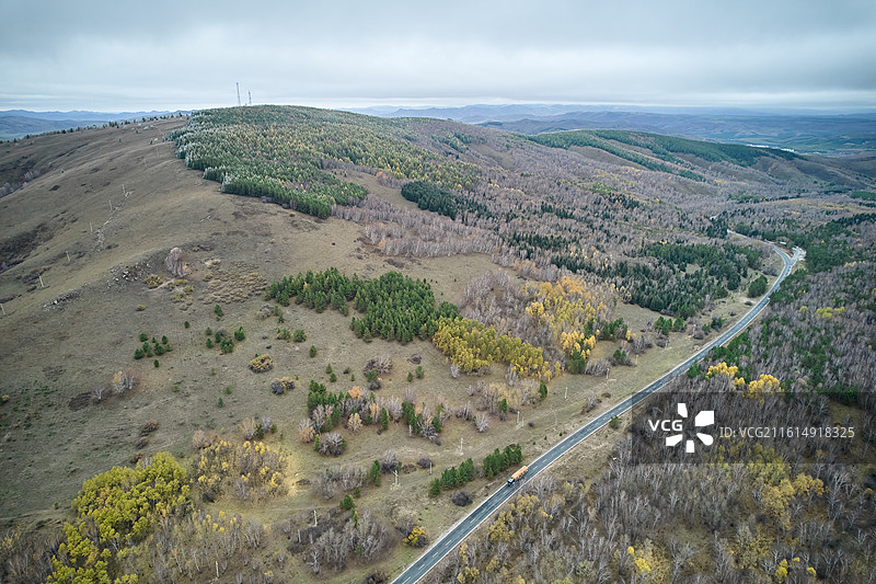 航拍秋天的内蒙古自治区赤峰市克什克腾旗乌兰布统风光经乌线图片素材